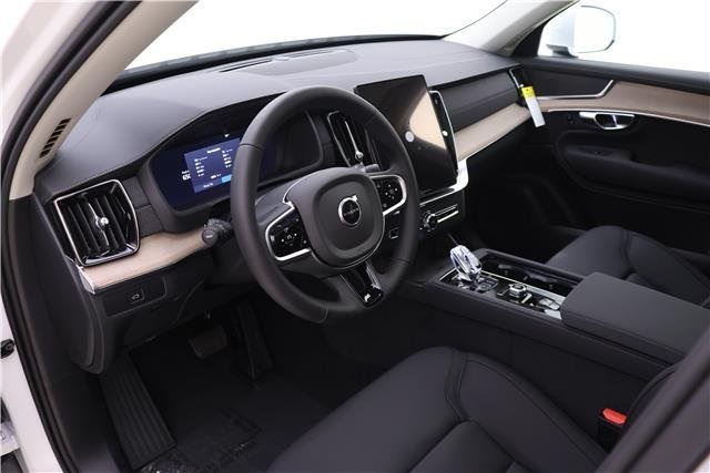 2025 Volvo XC90 B5 Core photo 6