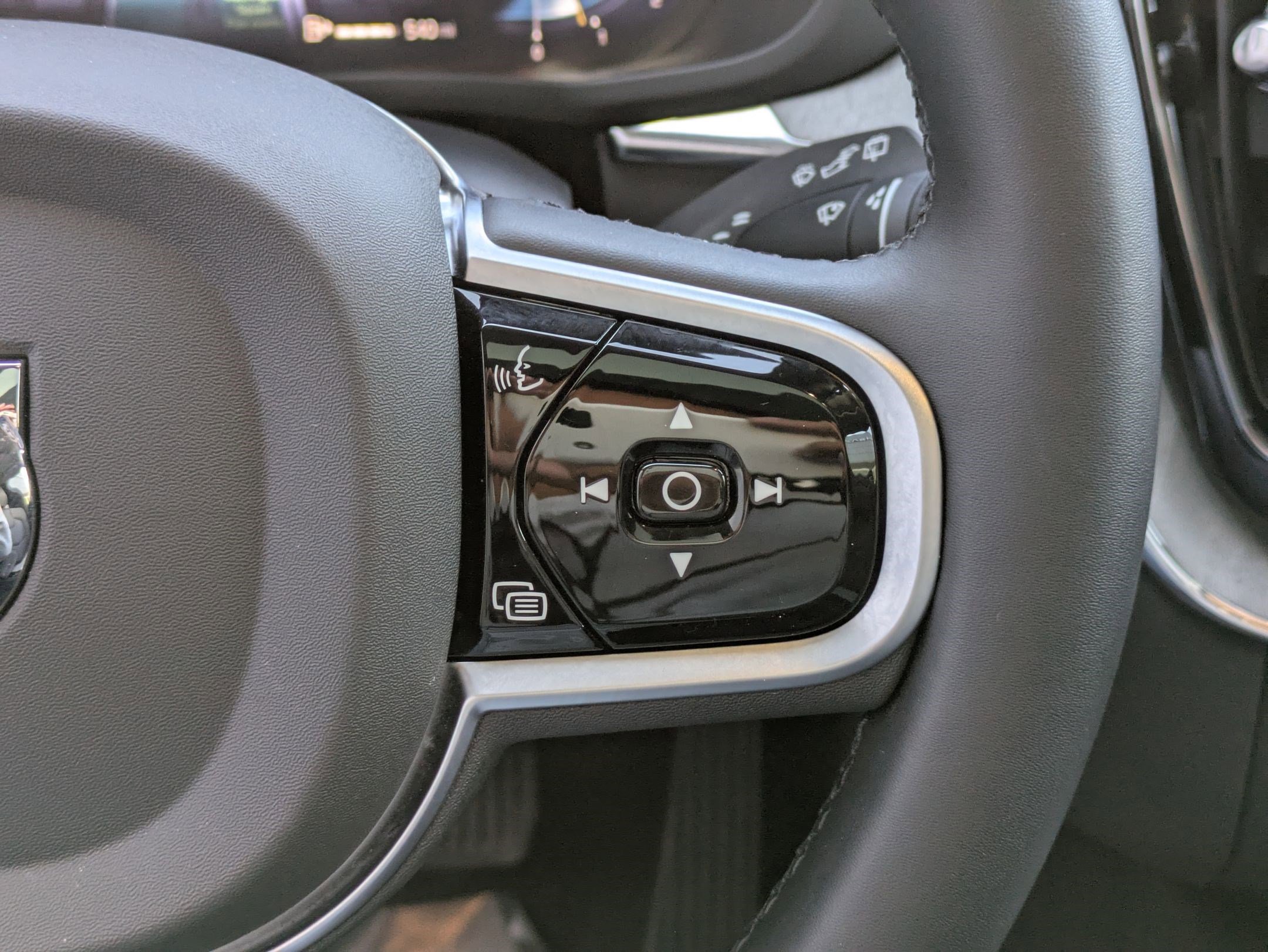 2025 Volvo XC60 Plus photo 17