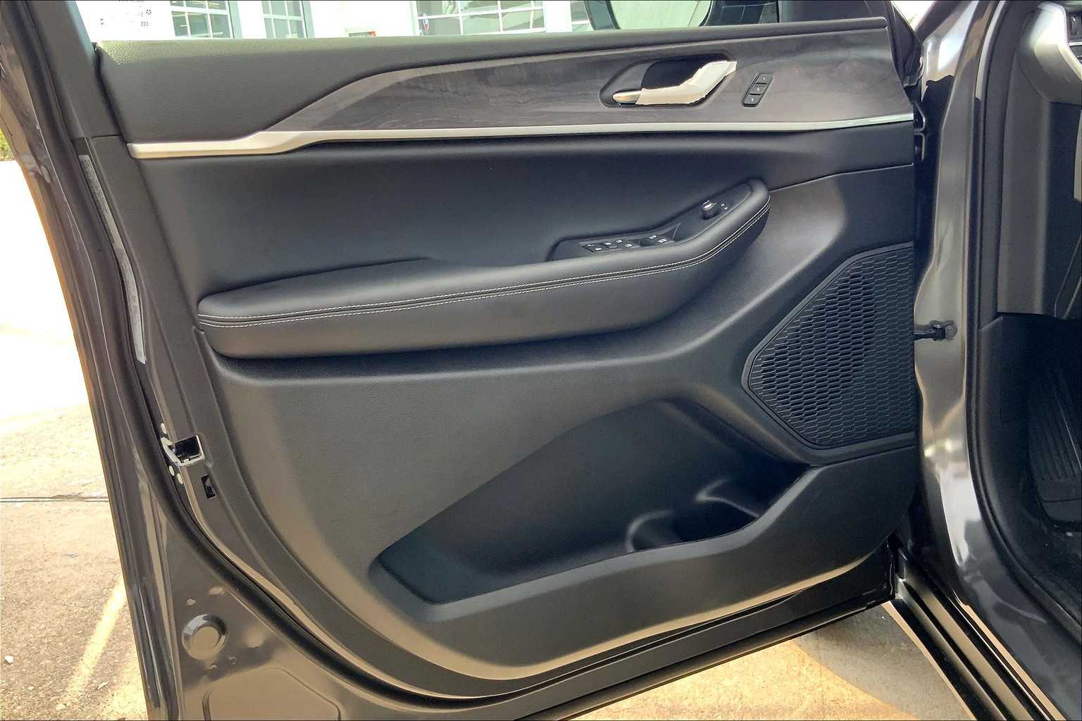 2025 Jeep Grand Cherokee Limited photo 6