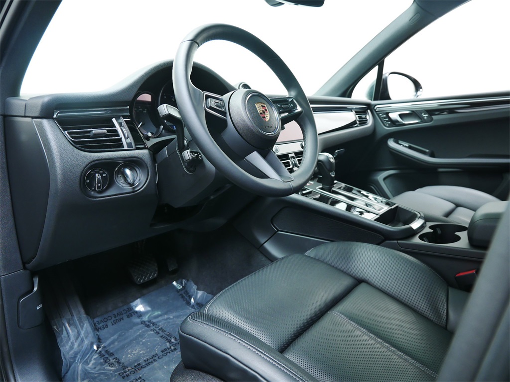 2025 Porsche Macan T photo 4