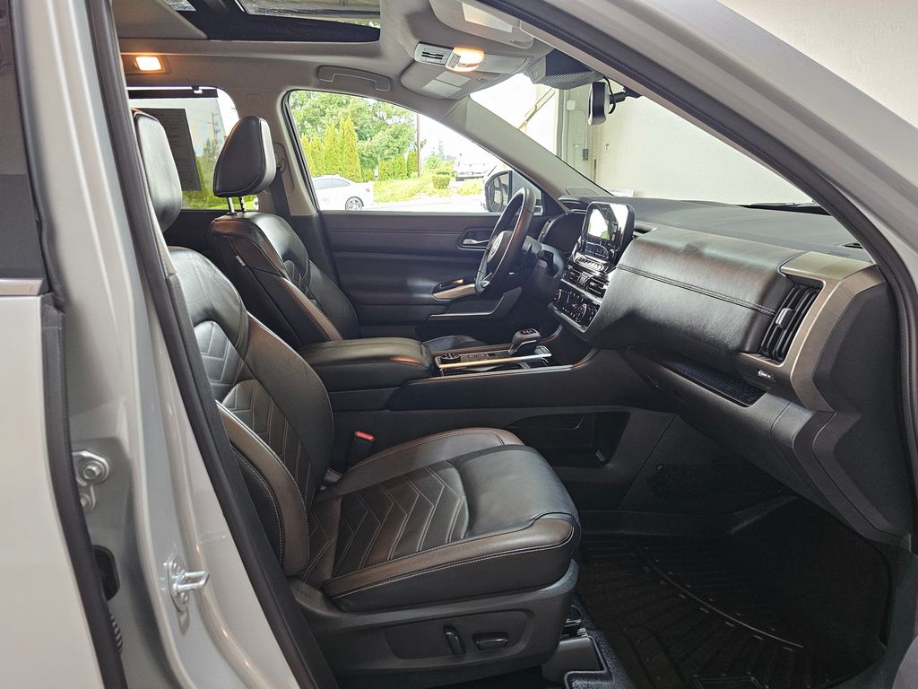 2022 Nissan Pathfinder Platinum photo 30