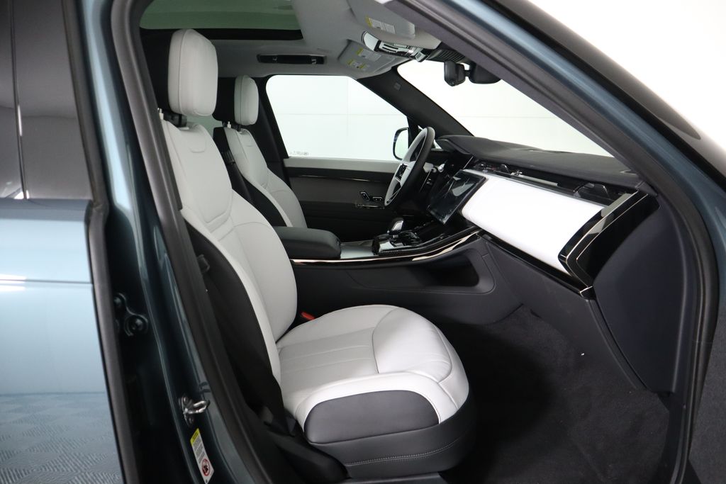 2025 Land Rover Range Rover Sport SE photo 18