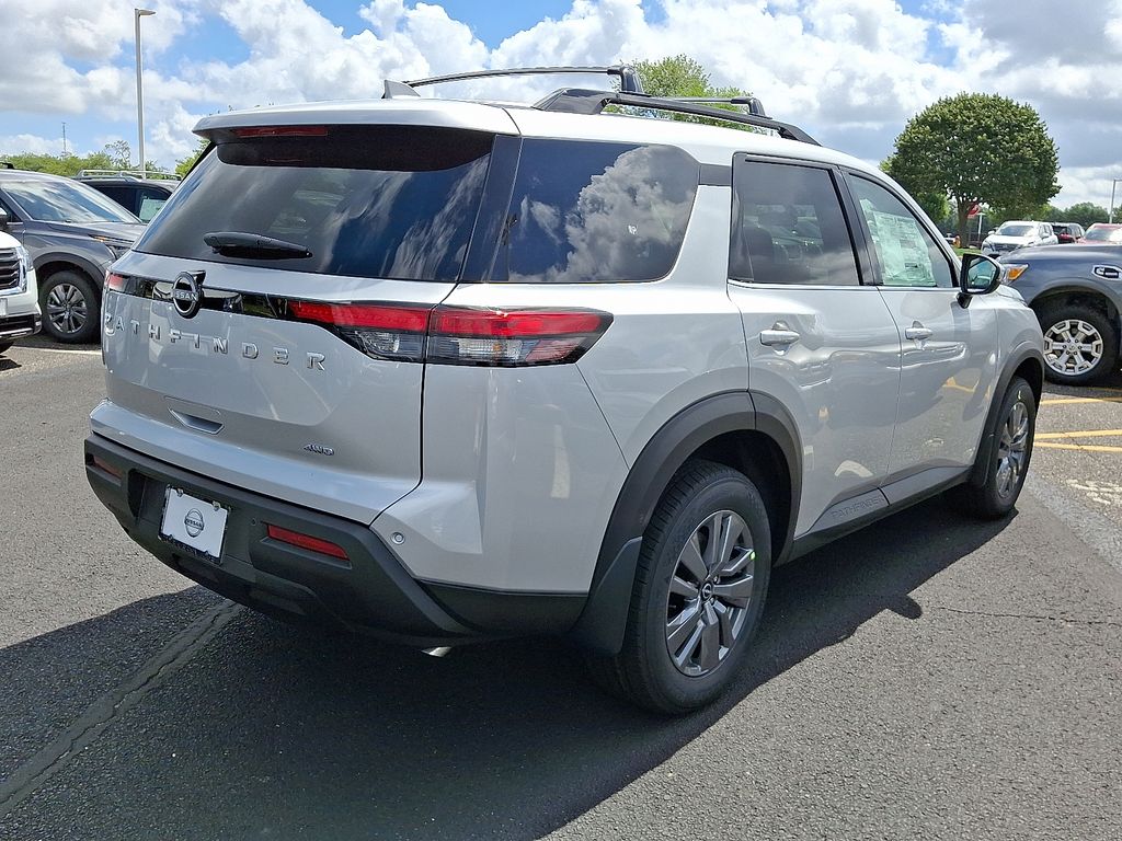 2025 Nissan Pathfinder SV photo 4