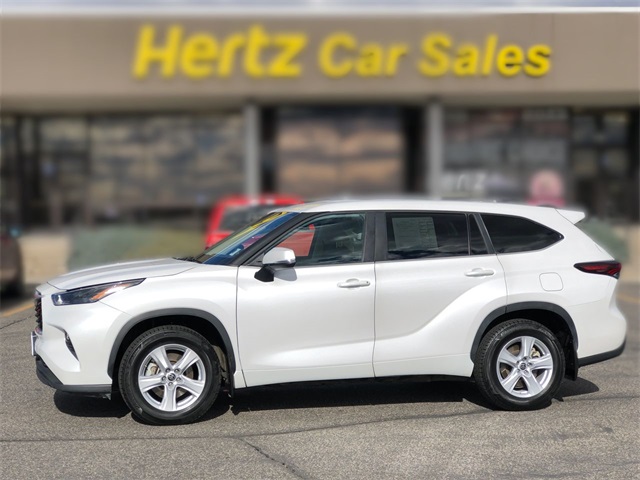 2024 Toyota Highlander LE's photo