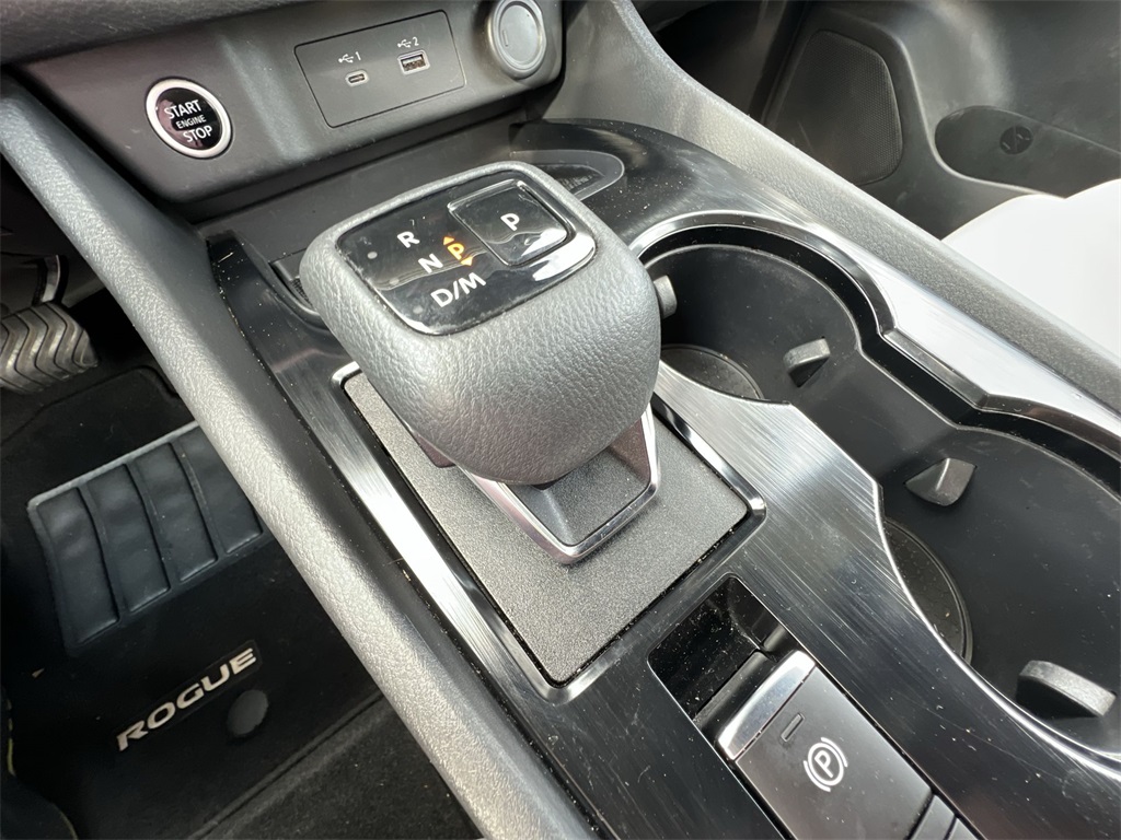 2022 Nissan Rogue SV photo 18