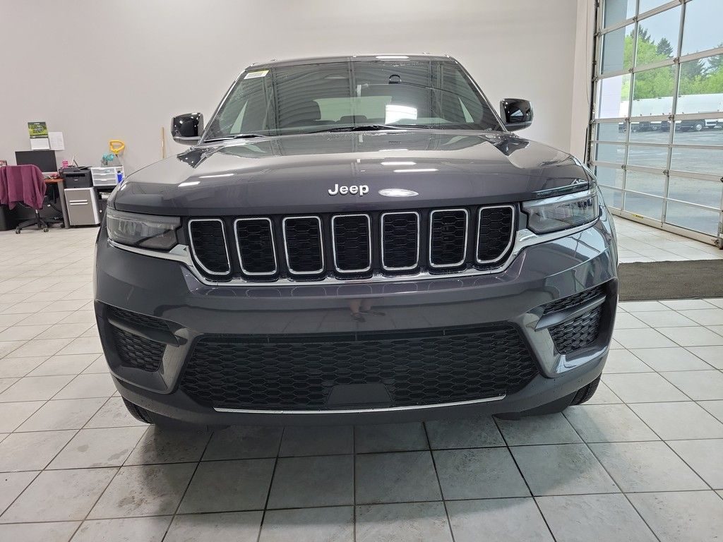 2025 Jeep Grand Cherokee Laredo photo 2