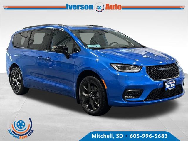 2026 Chrysler Pacifica Limited's photo