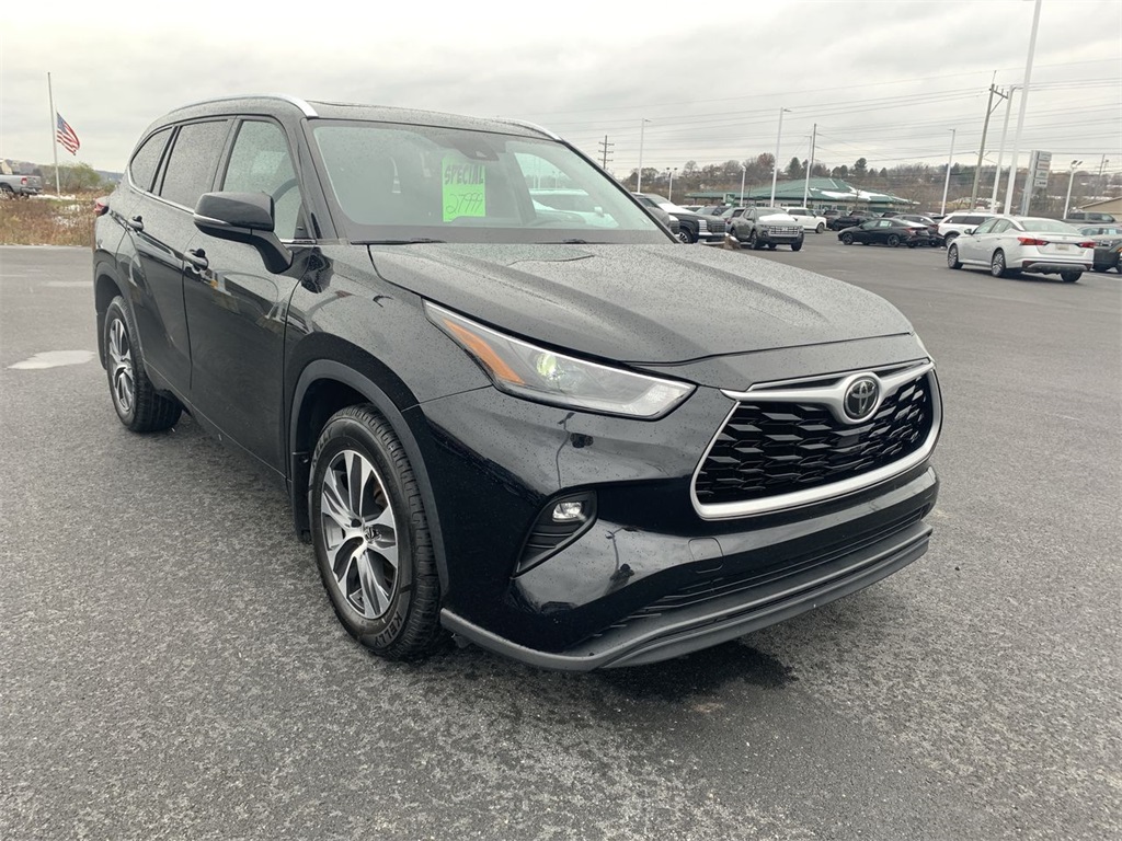 2021 Toyota Highlander XLE photo 2