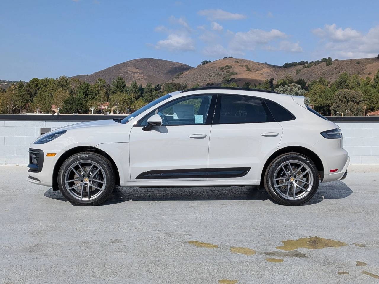 2025 Porsche Macan T photo 2