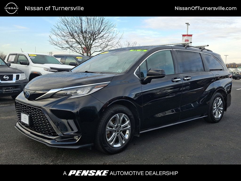 2022 Toyota Sienna XSE's photo