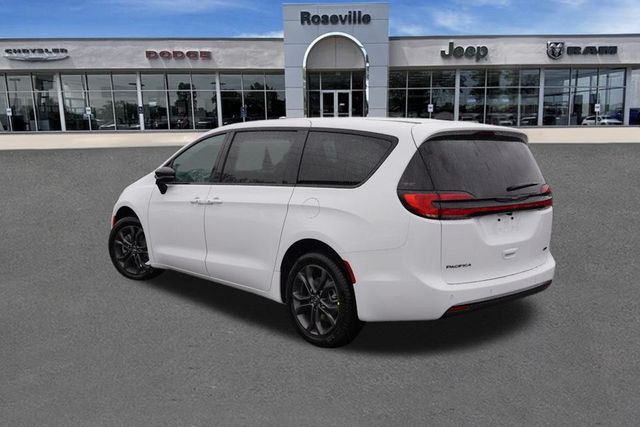 2026 Chrysler Pacifica photo 4