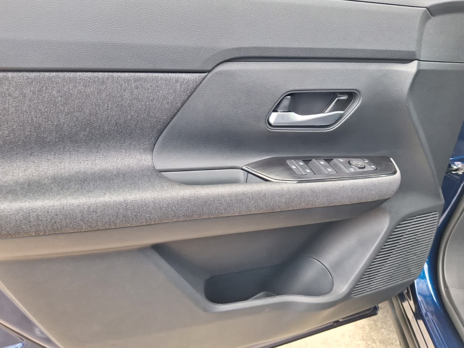 2025 Nissan Kicks SV photo 28