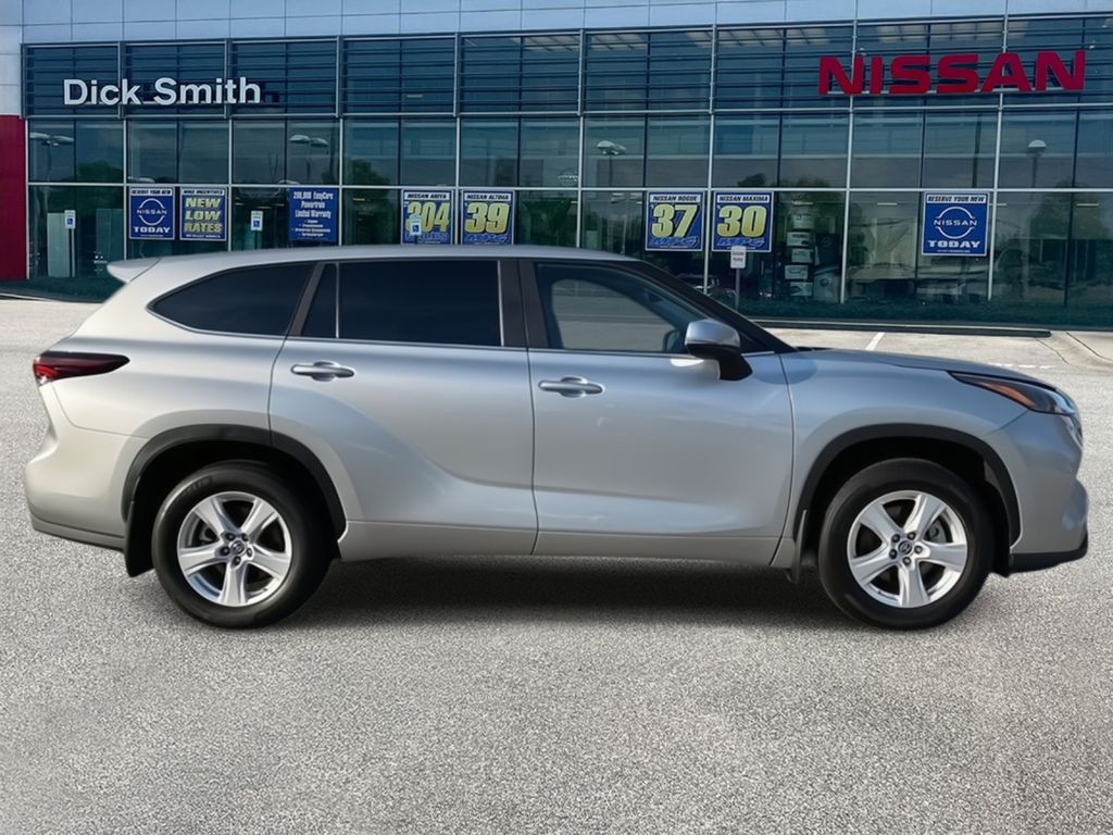 2024 Toyota Highlander XLE photo 2