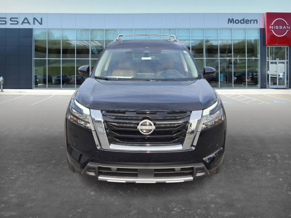 2025 Nissan Pathfinder Platinum photo 2