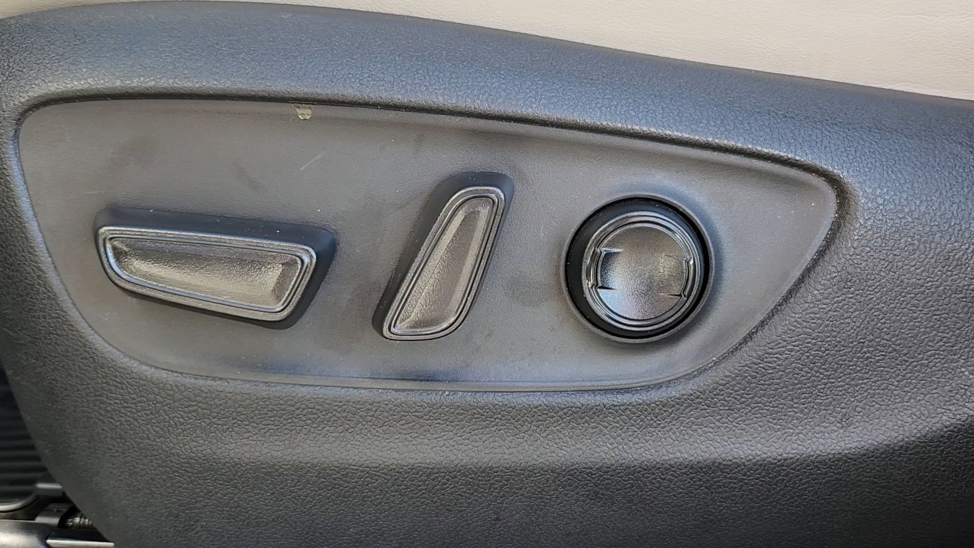 2023 Toyota RAV4 XLE Premium photo 8