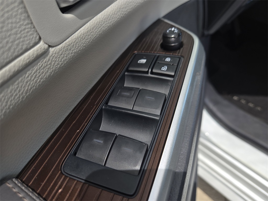 2024 Toyota Sienna XLE photo 29