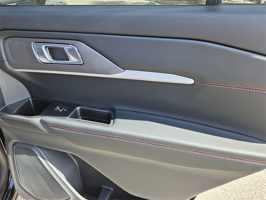 2025 Ford Explorer ST-Line photo 32