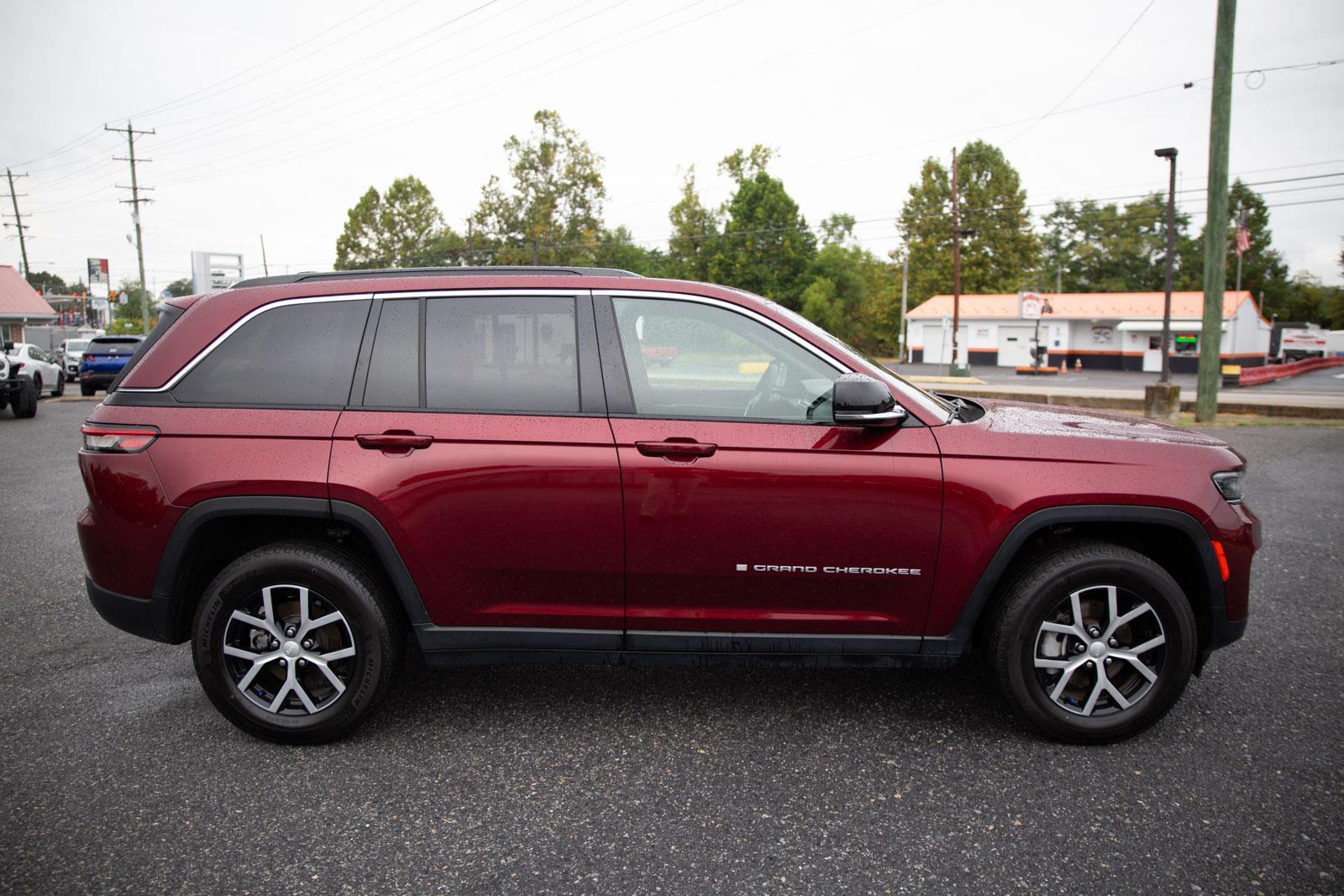 2024 Jeep Grand Cherokee Limited photo 2