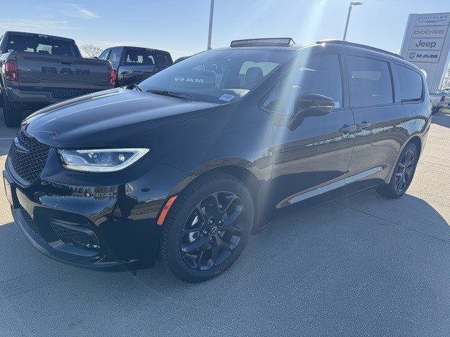 2026 Chrysler Pacifica Limited photo 3