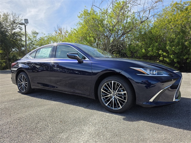 2025 Lexus ES 350's photo