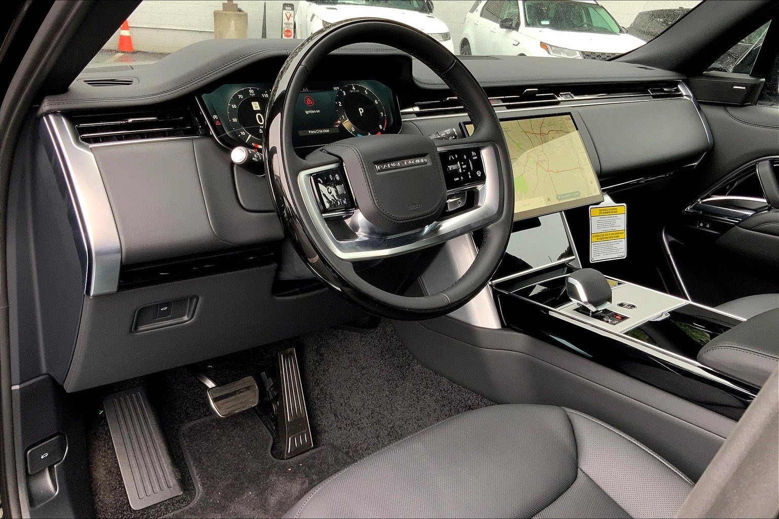 2025 Land Rover Range Rover SE photo 3