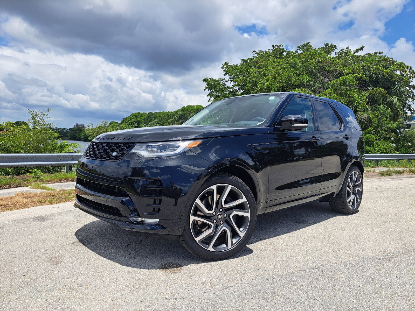 2025 Land Rover Discovery Dynamic SE's photo