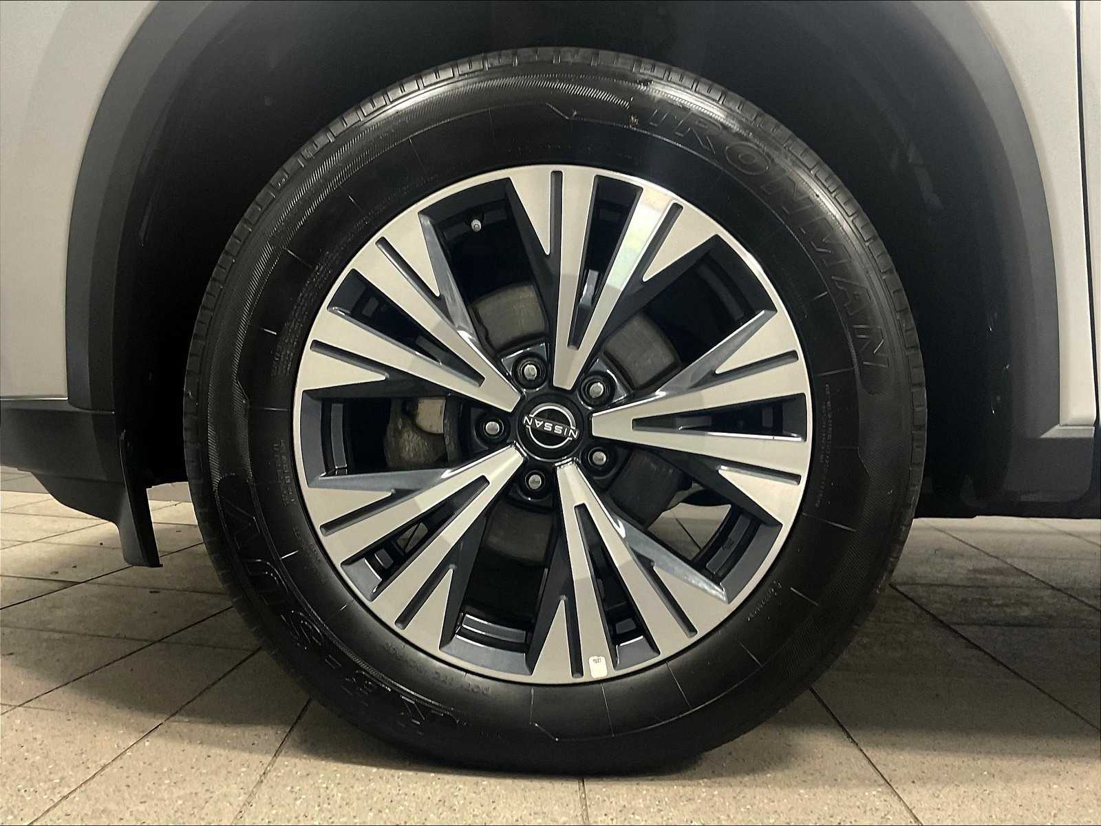 2023 Nissan Rogue SV photo 7