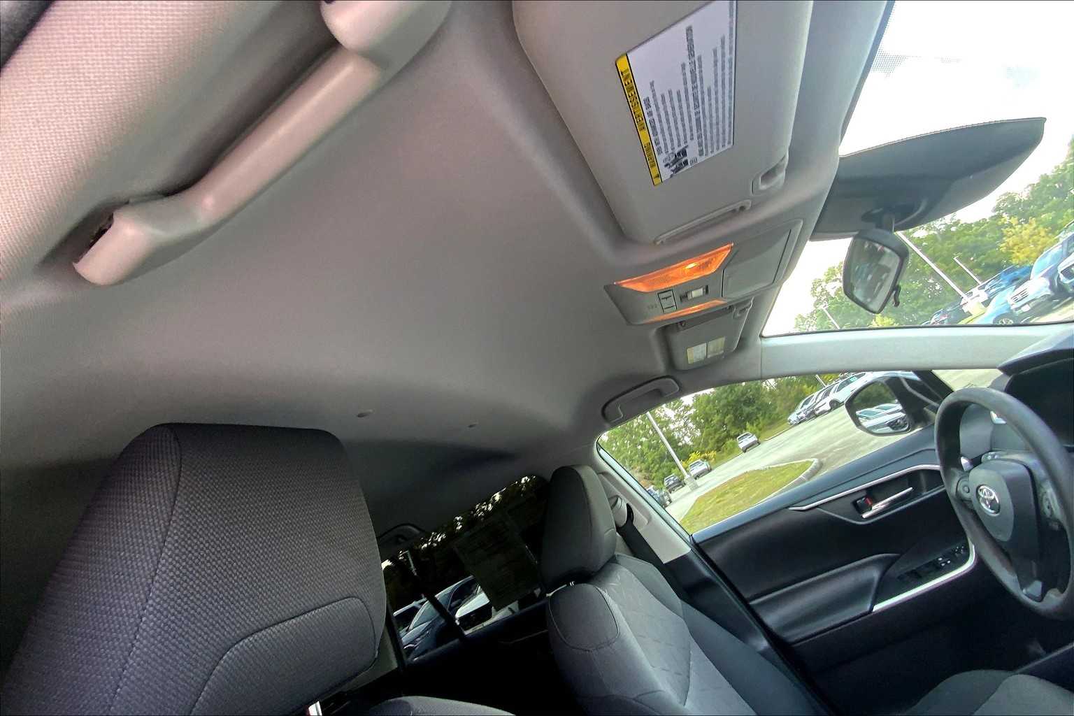 2020 Toyota RAV4 XLE photo 13