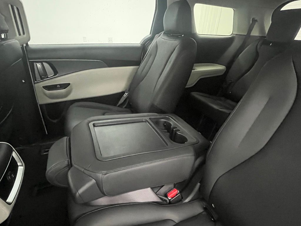 2024 Kia Carnival LX photo 8