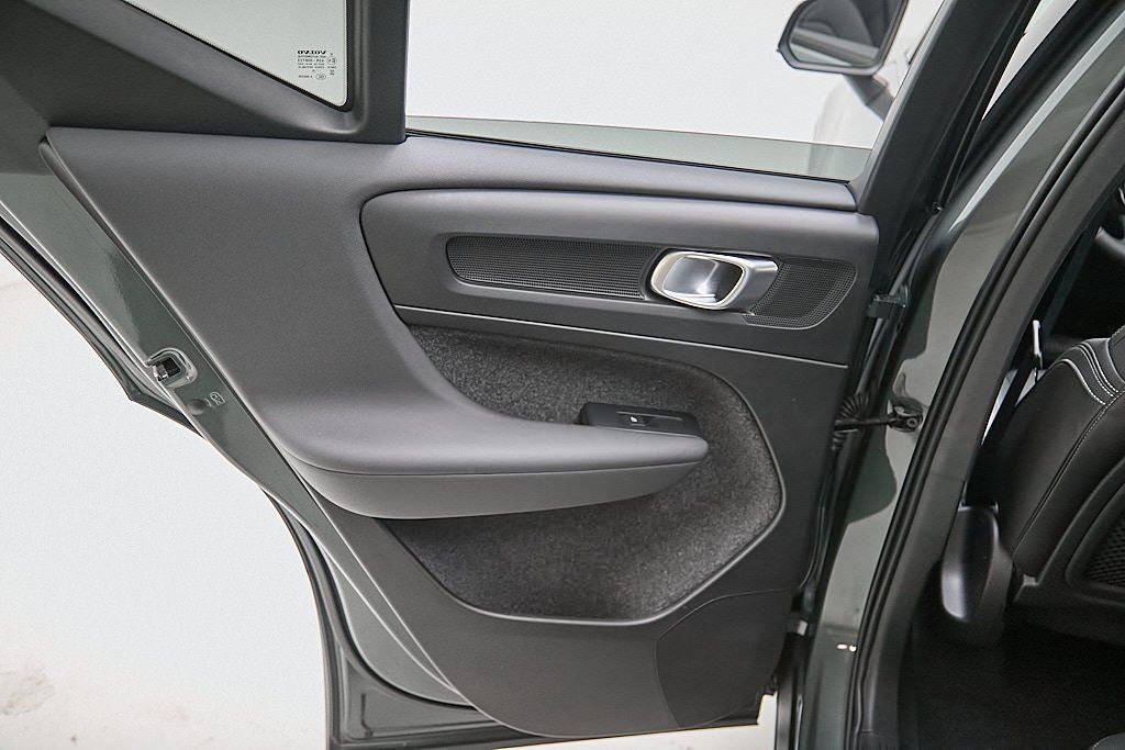 2026 VOLVO XC40 - Image 18