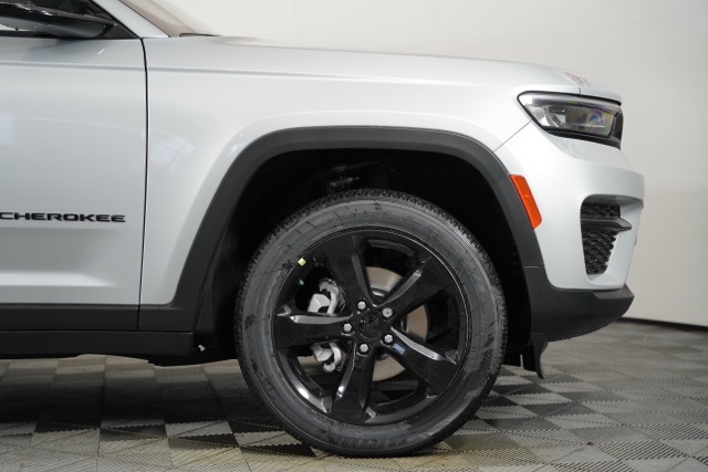 2025 Jeep Grand Cherokee Altitude photo 34