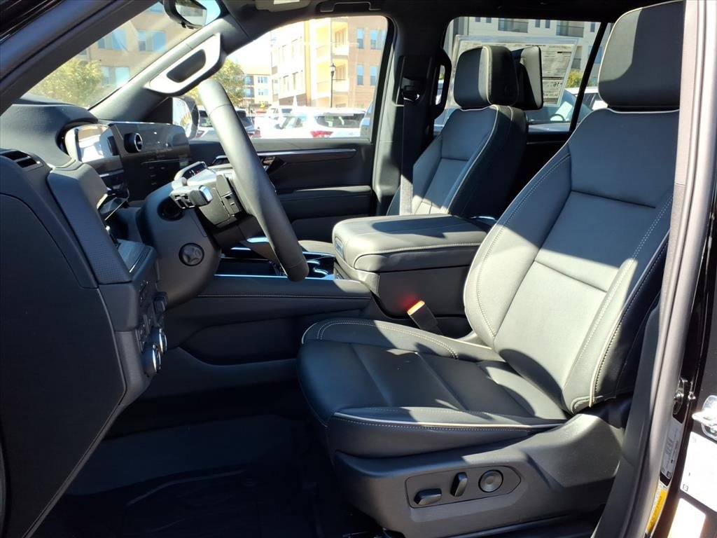 2025 Chevrolet Suburban Premier photo 3