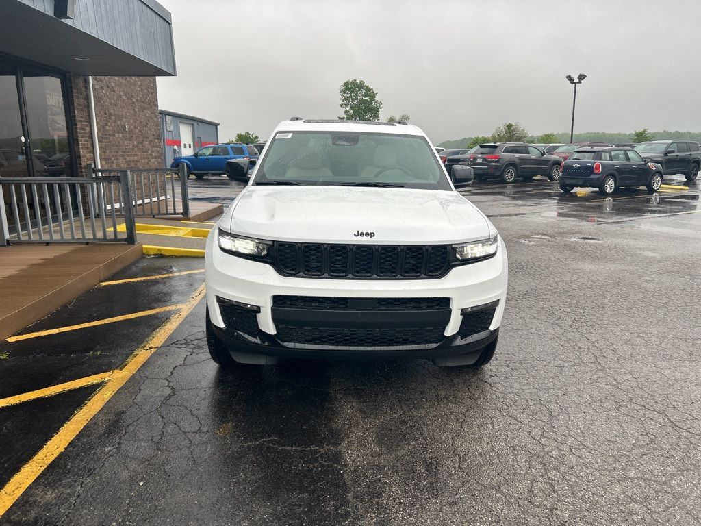 2025 Jeep Grand Cherokee Limited photo 2