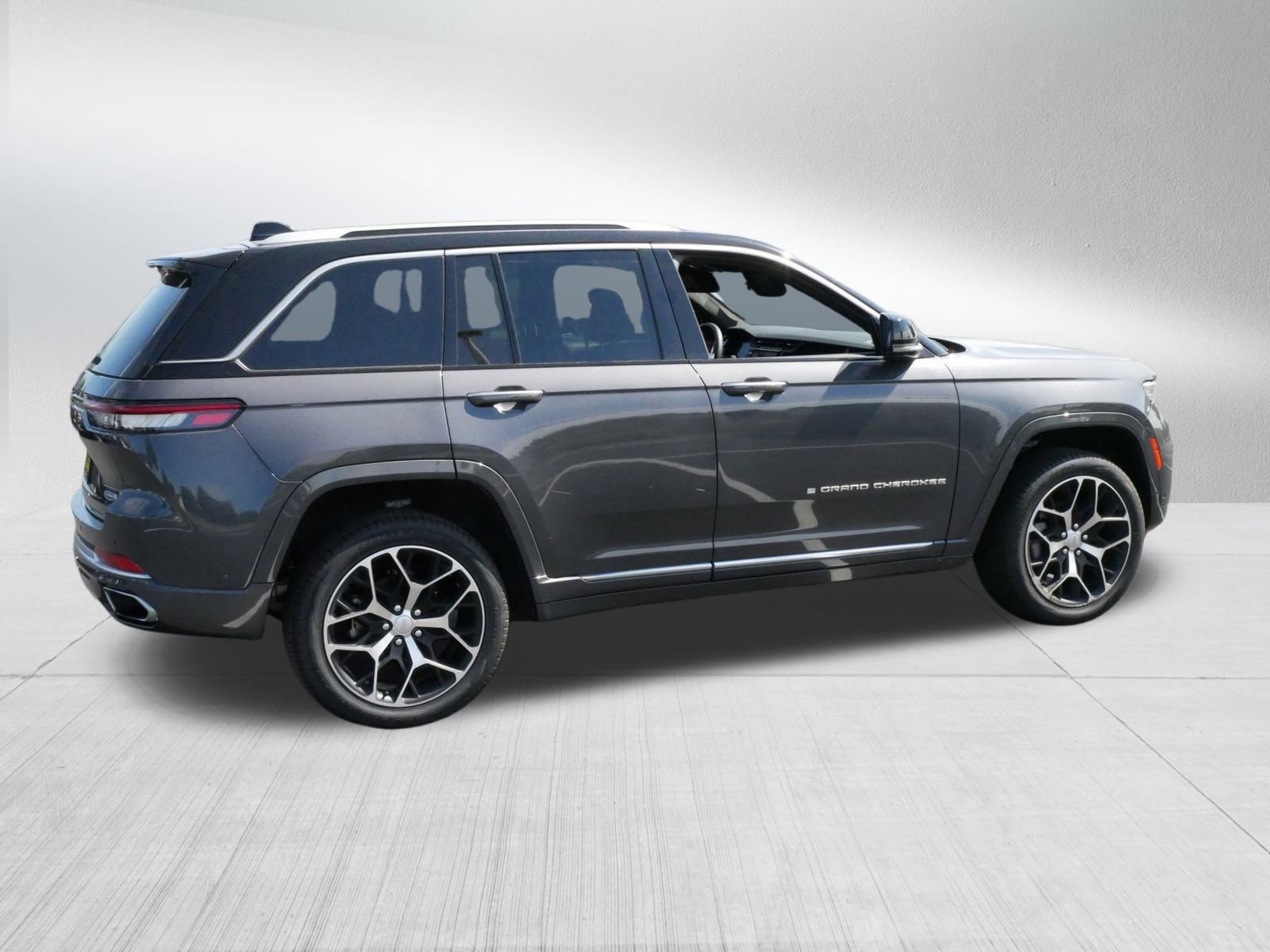 2022 Jeep Grand Cherokee Summit Reserve photo 4