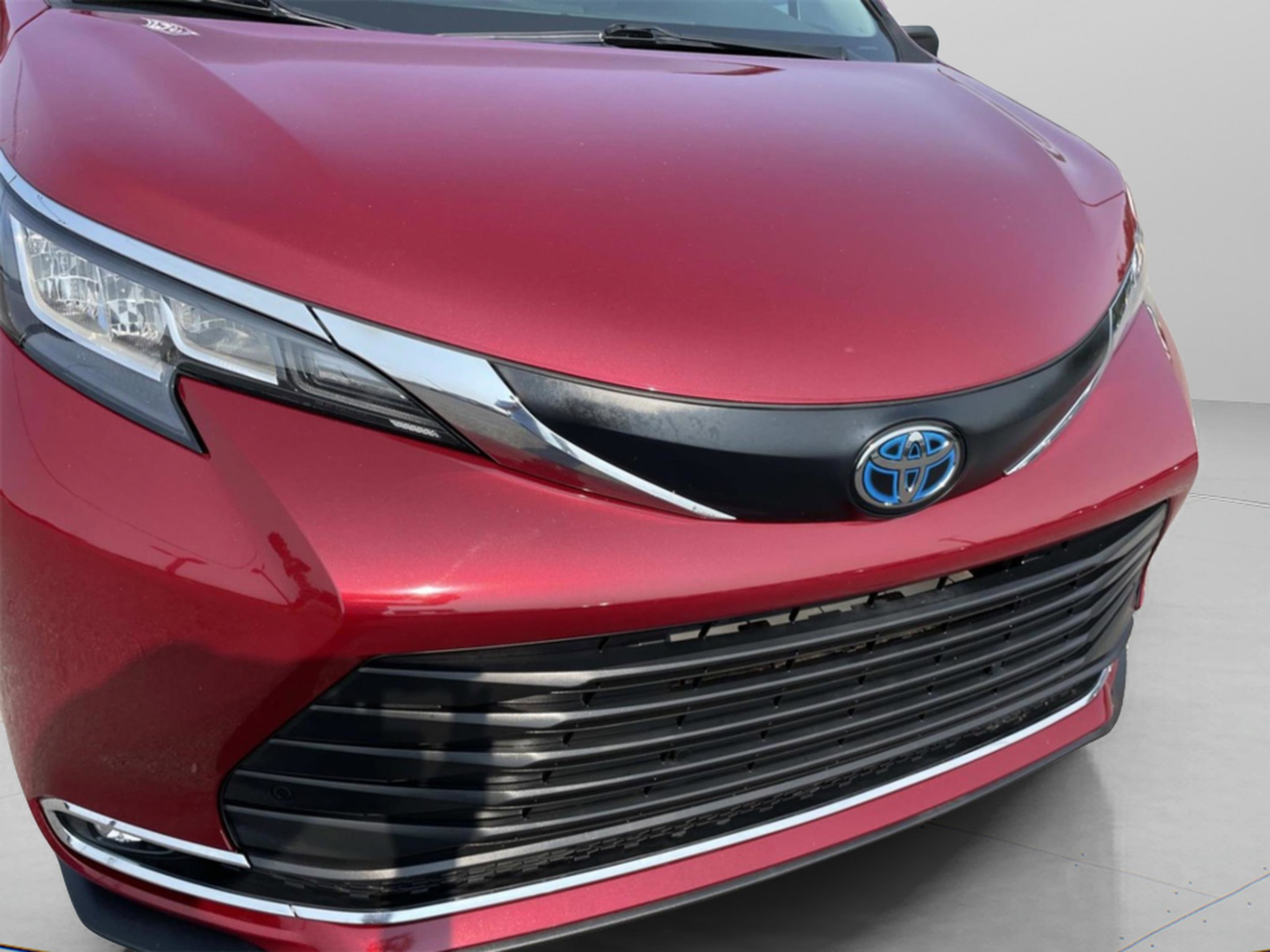 2021 Toyota Sienna XLE photo 2