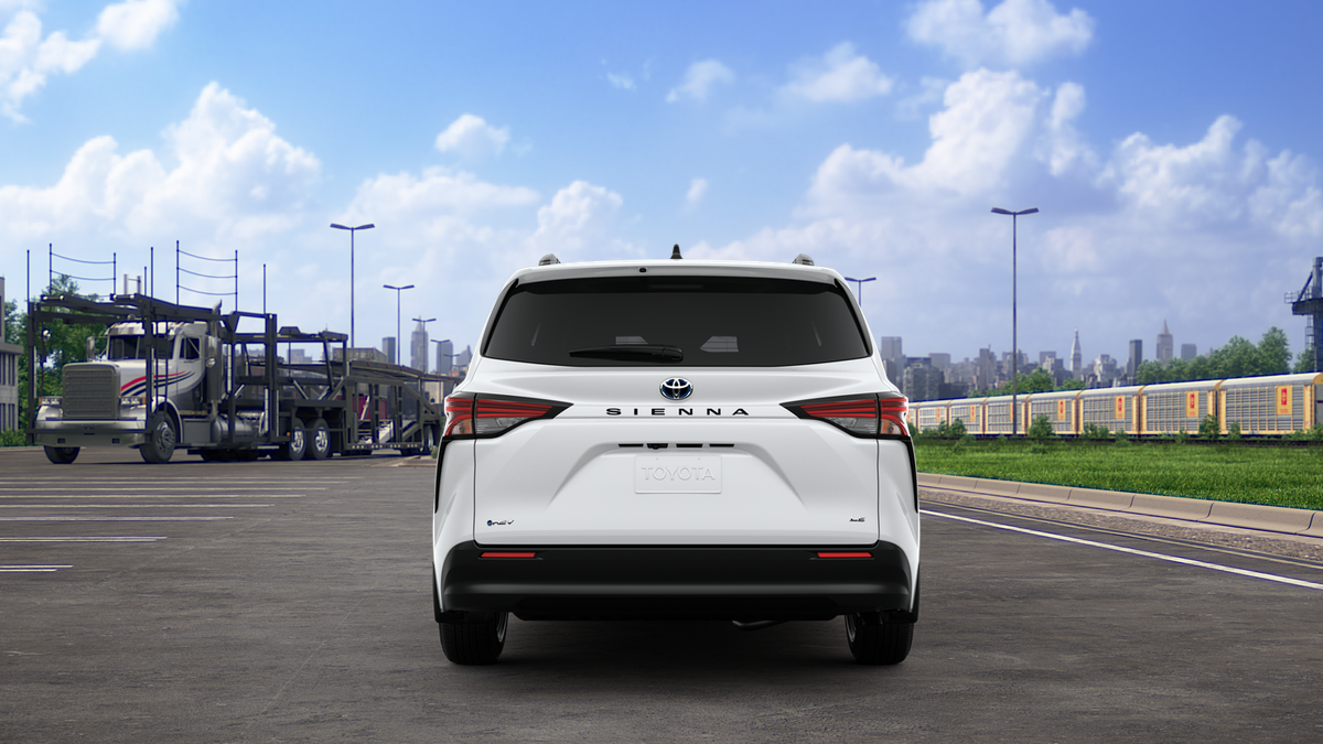 2025 Toyota Sienna LE photo 8