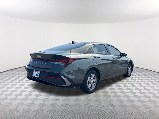 2025 Hyundai Elantra SE photo 5