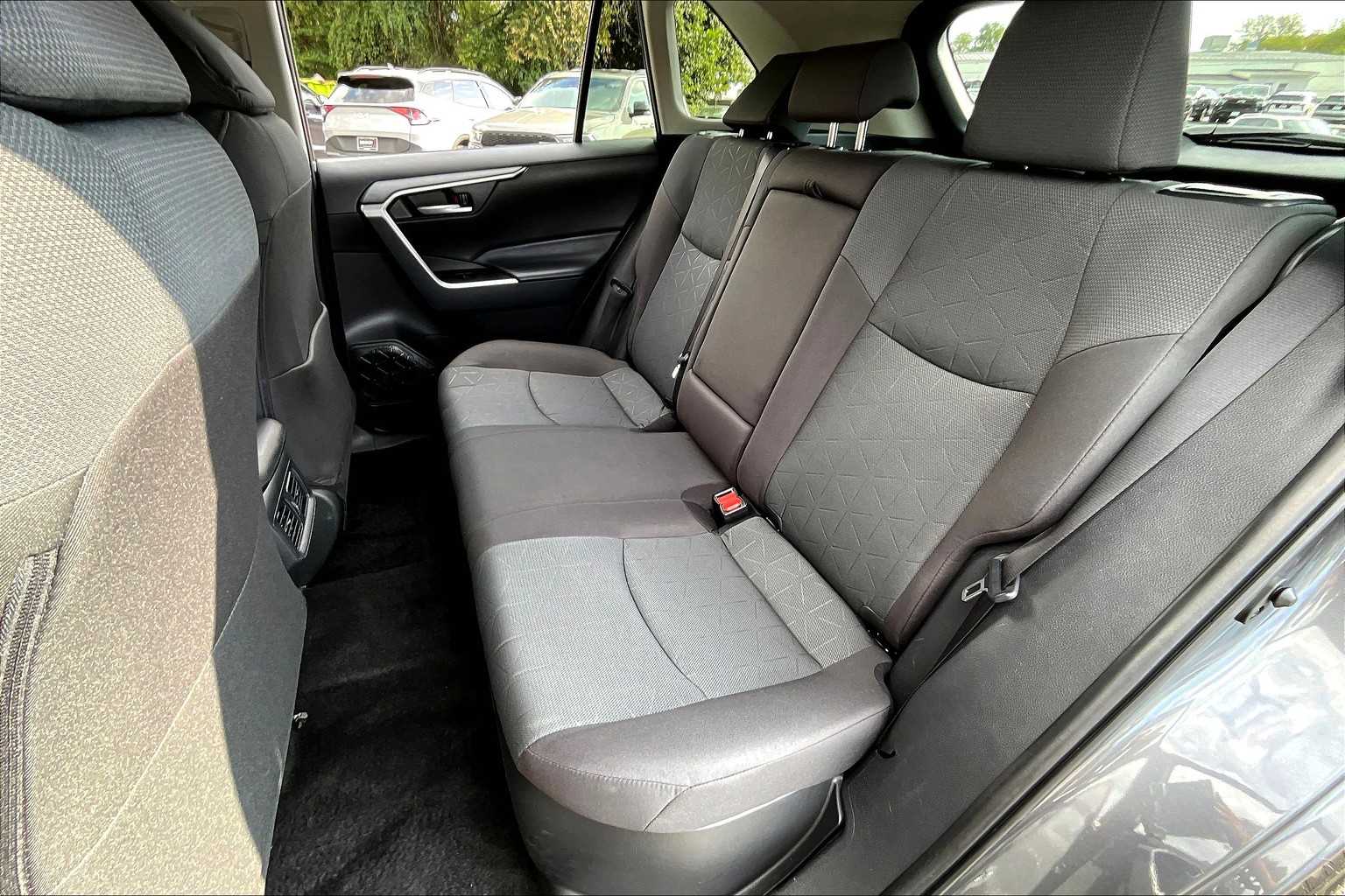 2024 Toyota RAV4 Hybrid XLE photo 17