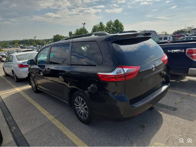 2020 Toyota Sienna XLE photo 2