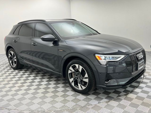 2022 Audi e-tron Premium photo 3