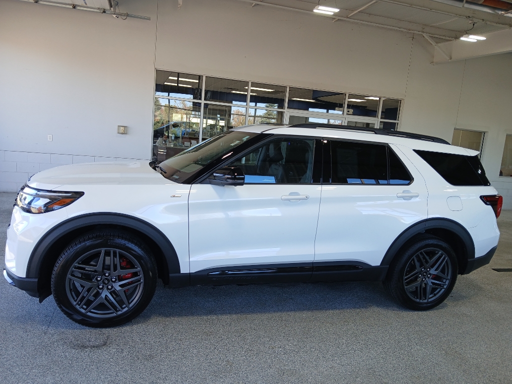 2025 Ford Explorer ST-Line photo 3