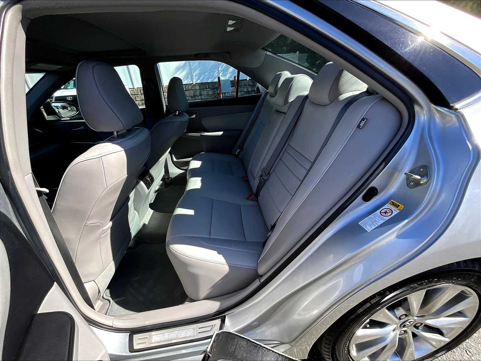 2016 Toyota Camry XLE photo 15