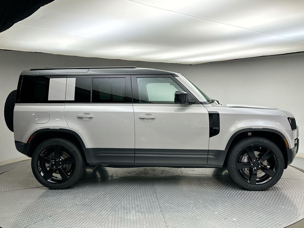 2026 Land Rover Defender 110 photo 3