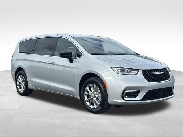 2026 Chrysler Pacifica Select's photo