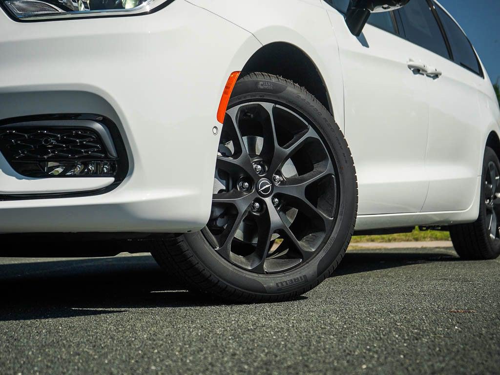 2025 Chrysler Pacifica Limited photo 4