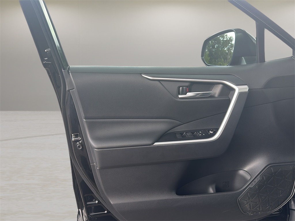 2021 Toyota RAV4 Hybrid XLE photo 24
