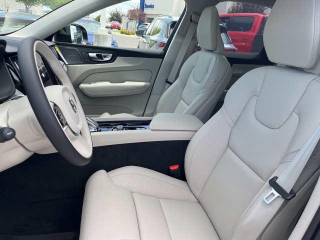 2025 Volvo XC60 B5 photo 10