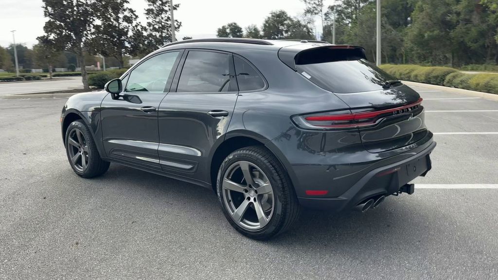 2025 Porsche Macan Base photo 3
