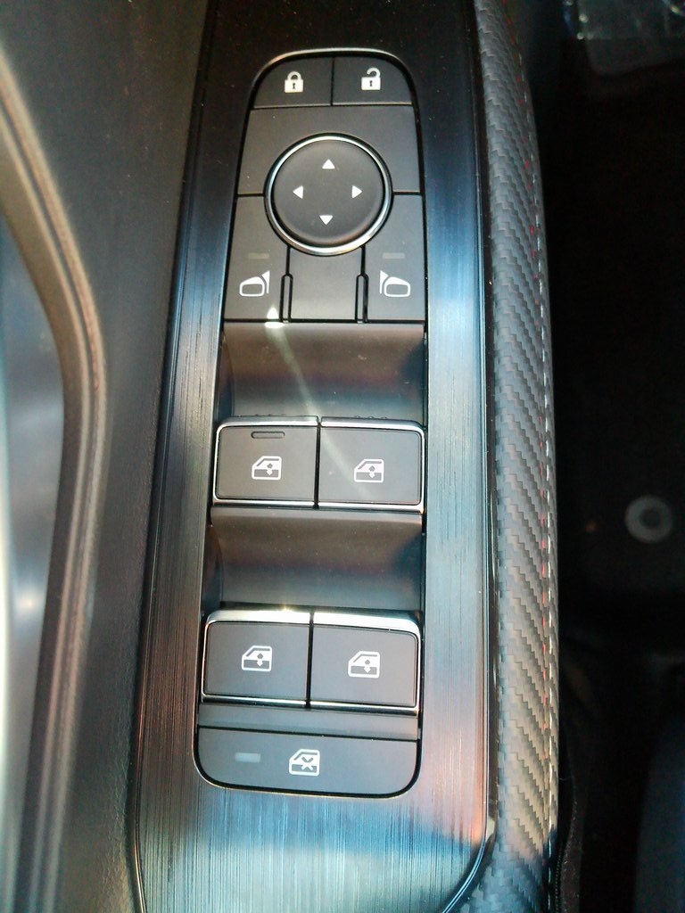 2025 Nissan Kicks SR photo 41