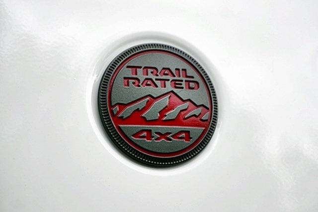 New 2025 Bright White Clear-Coat Exterior Paint Jeep Rubicon image 13